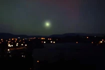 Sửng sốt bóng sáng kỳ lạ như UFO trên bầu trời Australia