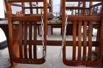 Bi hài sinh viên xích ghế, khóa bàn giữ chỗ học