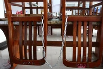 Bi hài sinh viên xích ghế, khóa bàn giữ chỗ học