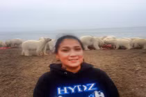 "Tự sướng" quái đản bên đàn thú dữ đang xé mồi 