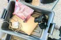 Nguy cơ lây nhiễm Covid-19 từ khay để đồ tại sân bay 