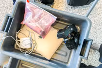 Nguy cơ lây nhiễm Covid-19 từ khay để đồ tại sân bay 