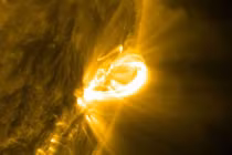 Cận cảnh cổng mái vòm năng lượng kỳ quái trên mặt trời