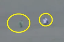 Bí ẩn nhiều đốm sáng di chuyển trên cánh đồng ở Anh