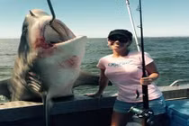 Cặp đôi “khoe” câu được cá mập dài 3m, nặng 200kg 