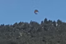 Sửng sốt vật thể lạ hình giọt nước lơ lửng trên đỉnh núi