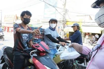 Phát quà từ thiện: 'Người đi xe tay ga đến nhận quà, chúng tôi cương quyết từ chối'