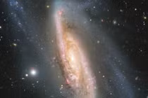 "Soi" tiểu hành tinh lạ lấp ló sau thiên hà lấp lánh