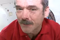 Chuyện gì xảy ra khi bạn khóc hoặc ngủ trong vũ trụ?