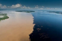 Dòng sông lạ có hai dòng nước "hòa nhập không hòa tan"