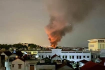 Cháy ngùn ngụt nhà kho 200m2 ở Thanh Trì, Hà Nội ngay trong đêm