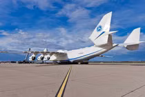 Cận cảnh máy bay lớn nhất Thế giới được Ba Lan thuê phục vụ COVID-19