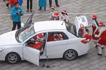 Thử thách Giáng sinh, 19 người chui vào xế hộp