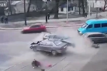 Đâm xe tốc độ cao, 2 người đàn ông bay ra khỏi ôtô 