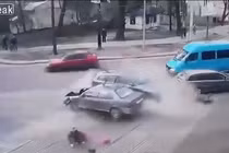 Đâm xe tốc độ cao, 2 người đàn ông bay ra khỏi ôtô 