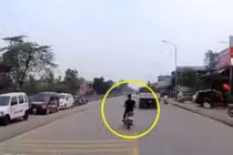 Video: Thanh niên phóng nhanh vượt ẩu, tông vào xe taxi rồi lộn nhiều vòng trên cao