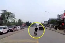 Video: Thanh niên phóng nhanh vượt ẩu, tông vào xe taxi rồi lộn nhiều vòng trên cao