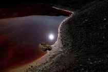 Sửng sốt trăng tròn in bóng trong hồ máu đỏ tựa sao Hỏa