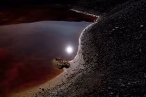 Sửng sốt trăng tròn in bóng trong hồ máu đỏ tựa sao Hỏa