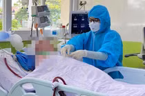 Phổi của nam phi công người Anh hồi phục gần 60%