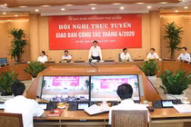 Chủ tịch Hà Nội: 'Không được bắt học sinh đeo tấm chắn!'