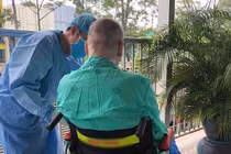 Tin vui: Phi công người Anh chính thức ngưng thở máy, tự thở được 24h