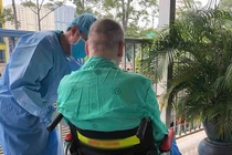 Tin vui: Phi công người Anh chính thức ngưng thở máy, tự thở được 24h