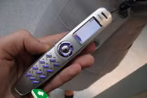 Cười ngất với những chiếc điện thoại hình thù “hư cấu” nhưng lại có thật