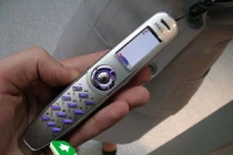 Cười ngất với những chiếc điện thoại hình thù “hư cấu” nhưng lại có thật