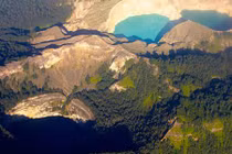 Hồ nước bí ẩn đổi màu từ xanh sang đỏ hoặc đen