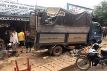 Clip: Khoảnh khắc xe tải lao vào chợ ở Đắk Nông khiến 5 người chết
