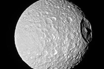 Chùm ảnh phân giải cao về Mặt trăng Mimas của sao Thổ