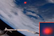 UFO đốm đỏ tiếp cận trạm vũ trụ quốc tế ISS