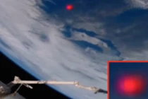 UFO đốm đỏ tiếp cận trạm vũ trụ quốc tế ISS