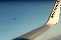 Cô gái bất ngờ chụp được cảnh giống UFO bay gần máy bay 