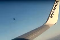 Cô gái bất ngờ chụp được cảnh giống UFO bay gần máy bay 