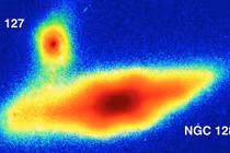 Kỳ lạ hai thiên hà có cấu trúc như hạt đậu phộng