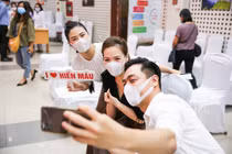 Sao Việt dùng "dế" xịn selfie khi tham gia hiến máu mùa Covid-19
