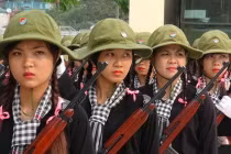 Nữ dân quân tự vệ Việt Nam diễu binh với súng gì?