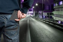  Phát hoảng với súng ngắn cải trang thành smartphone trong tích tắc