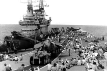 50 hình ảnh lịch sử về hải chiến Anh - Argentina 1982 (1)