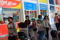 Bắt 2 nhân viên sân bay trộm hành lý ở Hà Nội