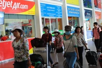 Bắt 2 nhân viên sân bay trộm hành lý ở Hà Nội