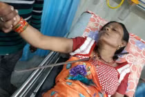 Kinh dị cảnh người phụ nữ bị thanh sắt đâm xuyên cổ