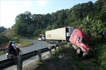 Xe đầu kéo container mất lái khi đổ dốc