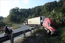 Xe đầu kéo container mất lái khi đổ dốc