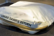 Hành trình lưu lạc của túi bụi Mặt Trăng 2 triệu USD