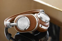 Soi tai nghe không dây khoảng cách tới 40m của Master & Dynamic 