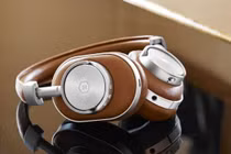 Soi tai nghe không dây khoảng cách tới 40m của Master & Dynamic 