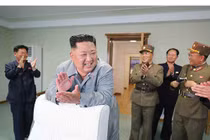 Ông Kim Jong-un cười tươi khi quân đội phóng tên lửa thành công